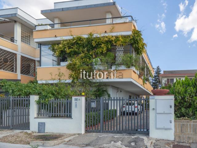 Appartamento in vendita di 218 m² in Via Lago di Como, 14