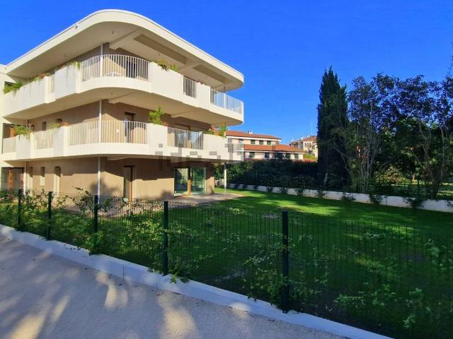 Appartamento in vendita di 218 m² in Via Salvo D&apos Acquisto