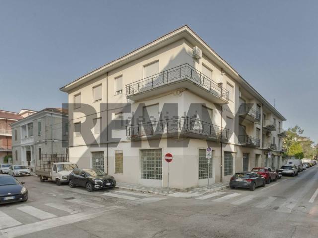 Appartamento in vendita di 219 m² in Via dei Peligni, 60
