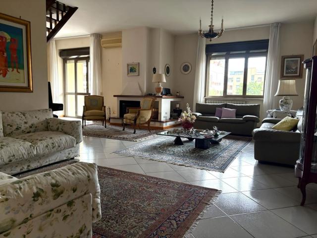 Appartamento in vendita di 220 m² in Via Capitano Luigi Laviano