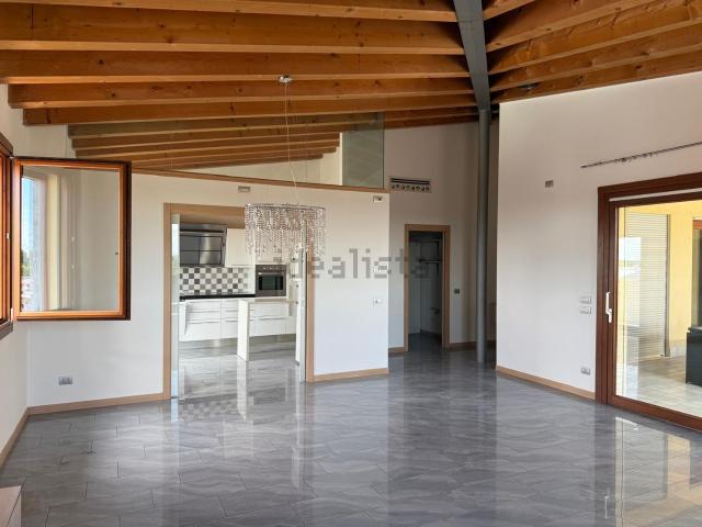 Appartamento in vendita di 220 m² in Via Cesare Battisti