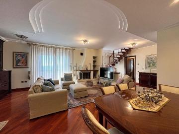 Appartamento in vendita di 220 m² in Via Antonio Lombardi, 8