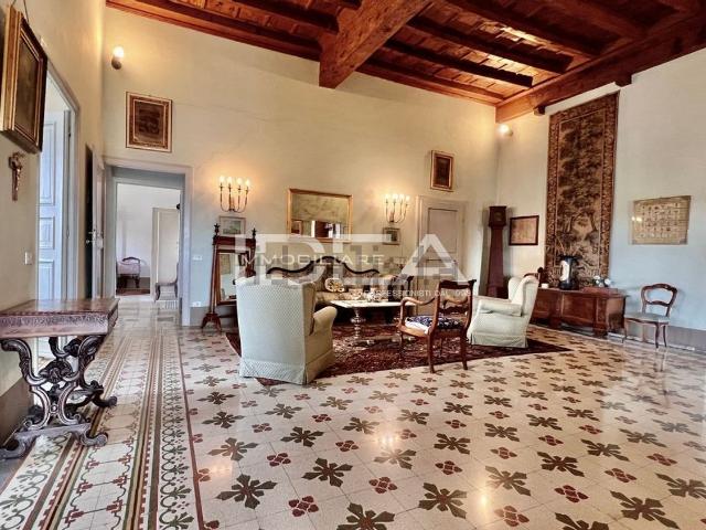 Appartamento in vendita di 220 m² in Via Arcivescovato