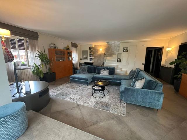 Appartamento in vendita di 220 m² in Via Brennero, 33