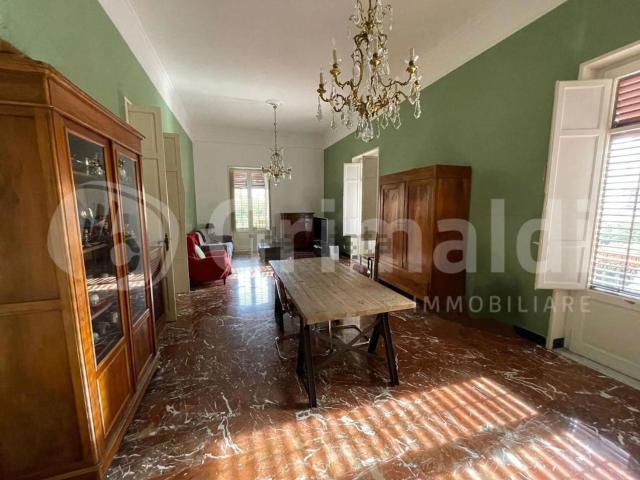 Appartamento in vendita di 220 m² in Via Dante, 165