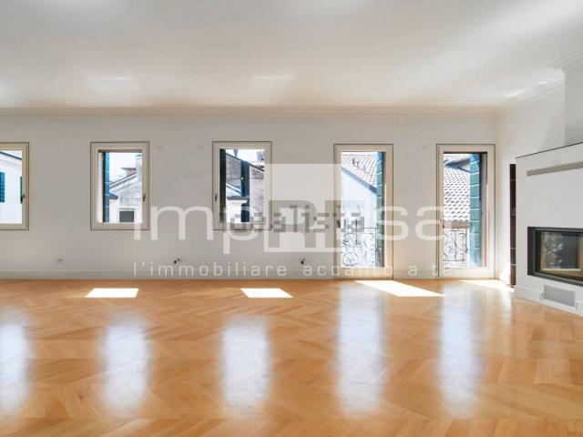 Appartamento in vendita di 220 m² in Via del Municipio
