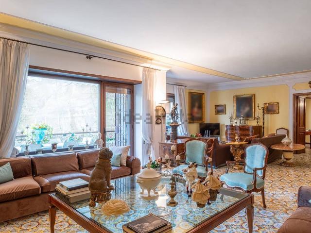 Appartamento in vendita di 220 m² in Via Francesco Petrarca