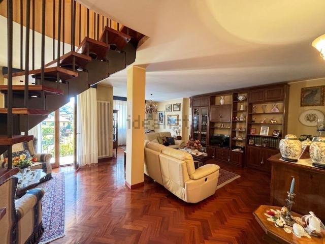 Appartamento in vendita di 220 m² in Via Ruggero Bonghi