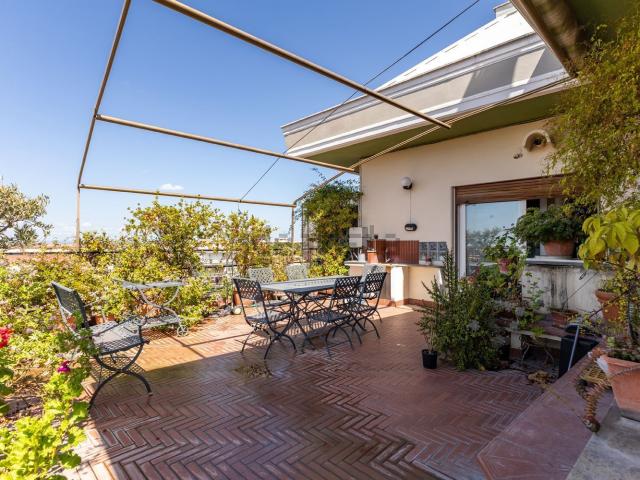 Appartamento in vendita di 220 m² in Via Vittorio Montiglio