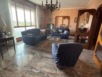 Appartamento in vendita di 220 m² in Viale Medaglie D&apos Oro