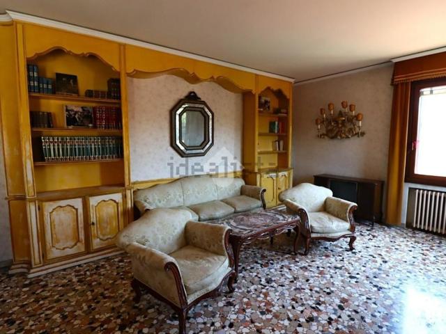 Appartamento in vendita di 220 m² in Calle Franco Passarella, 25