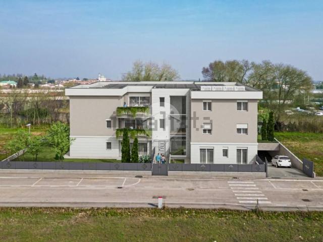 Appartamento in vendita di 221 m² in Via Giorgio Almirante