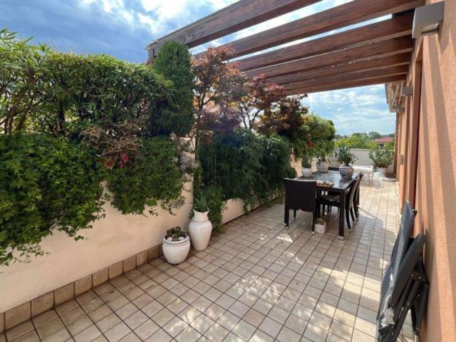 Appartamento in vendita di 221 m² in Via Giovine Europa