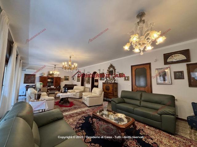 Appartamento in vendita di 221 m² in Via Domenico Costantino, 18