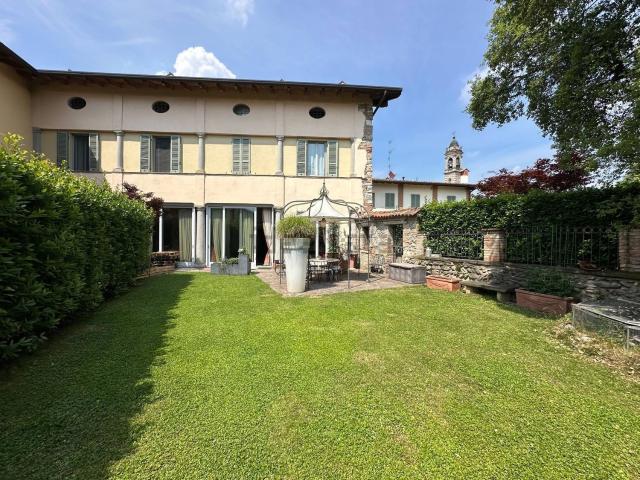 Appartamento in vendita di 221 m² in Via Don Giulio Calvi