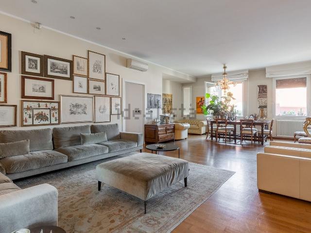 Appartamento in vendita di 221 m² in Via Valdonica