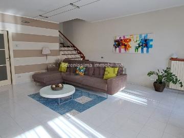 Appartamento in vendita di 222 m² in Via Giacomo Leopardi