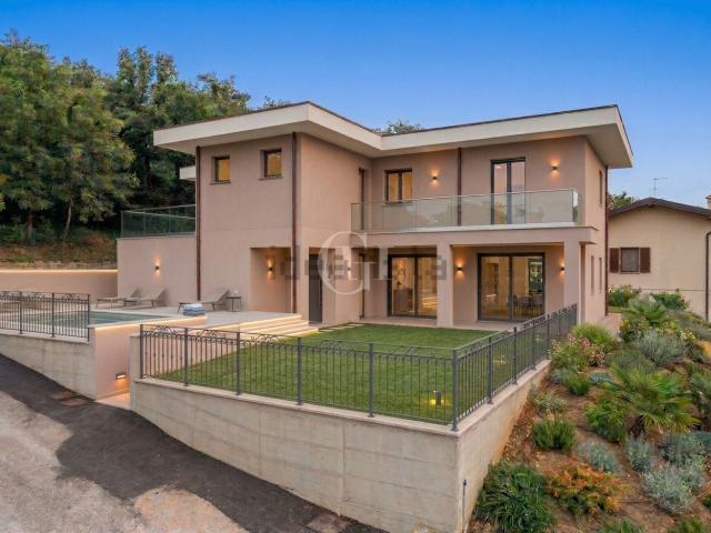 Appartamento in vendita di 222 m² in Via Mezzocolle, 19
