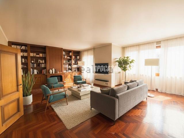 Appartamento in vendita di 223 m² in Via Giuseppe Rovani, 14