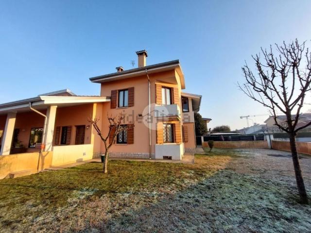 Appartamento in vendita di 223 m² in Via Giacomo Matteotti, 33