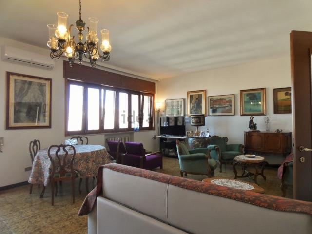 Appartamento in vendita di 223 m² in Via Luigi Corvaglia