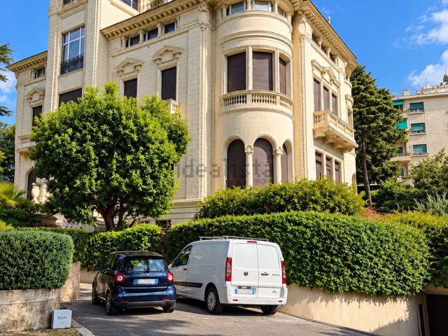 Appartamento in vendita di 223 m² in Via Montallegro