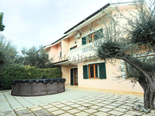 Appartamento in vendita di 223 m² in Viale dei Pini, 179