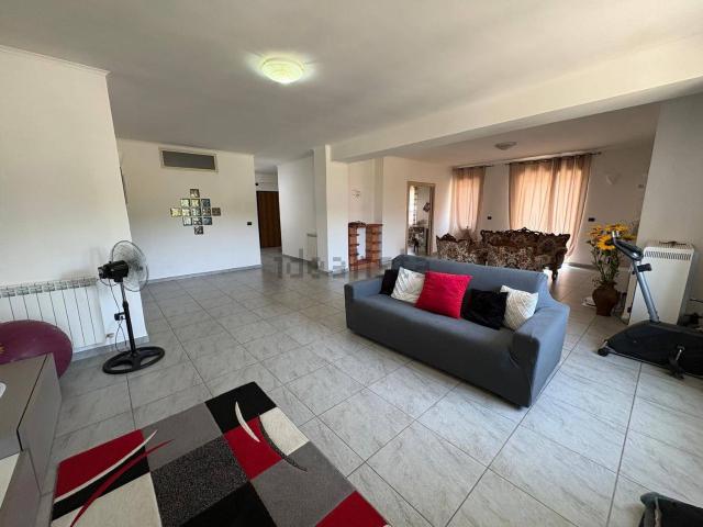 Appartamento in vendita di 225 m² in Traversa I Via Romania