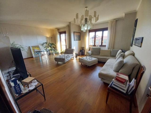 Appartamento in vendita di 225 m² in Via Castelgomberto, 34