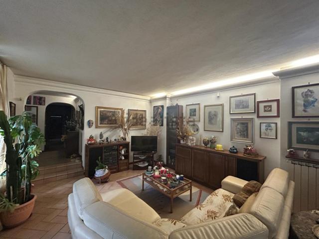 Appartamento in vendita di 225 m² in Via Ezio Vignoli, 1