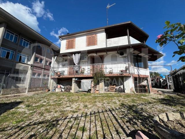 Appartamento in vendita di 225 m² in Via Salvo D&apos Acquisto