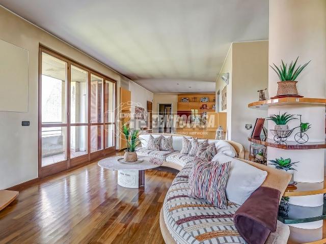 Appartamento in vendita di 226 m² in Via G. Puccini, 61