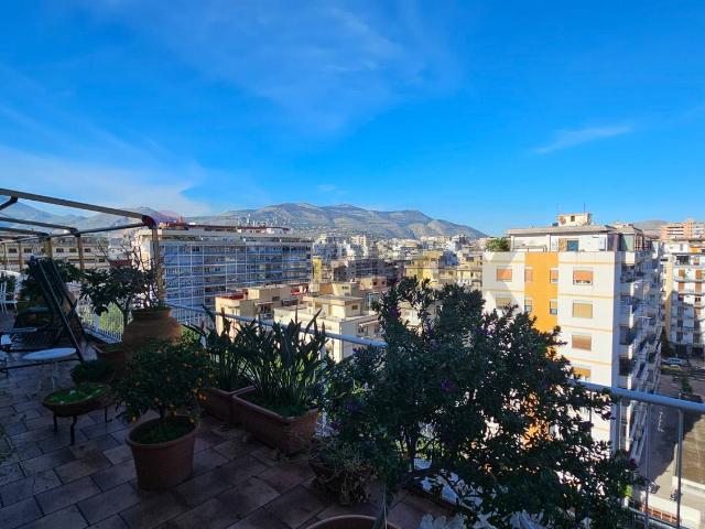 Appartamento in vendita di 227 m² in Via Emilia, 11