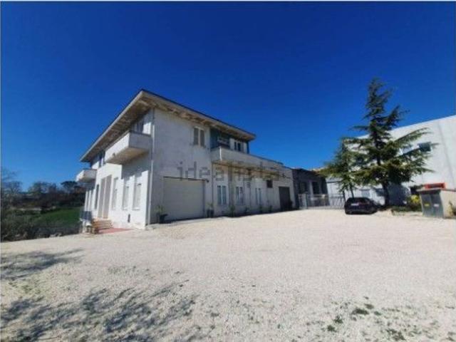 Appartamento in vendita di 227 m² in Contrada Fontevannazza