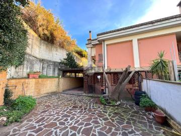 Appartamento in vendita di 228 m² in Via Giorgio Morandi, 18