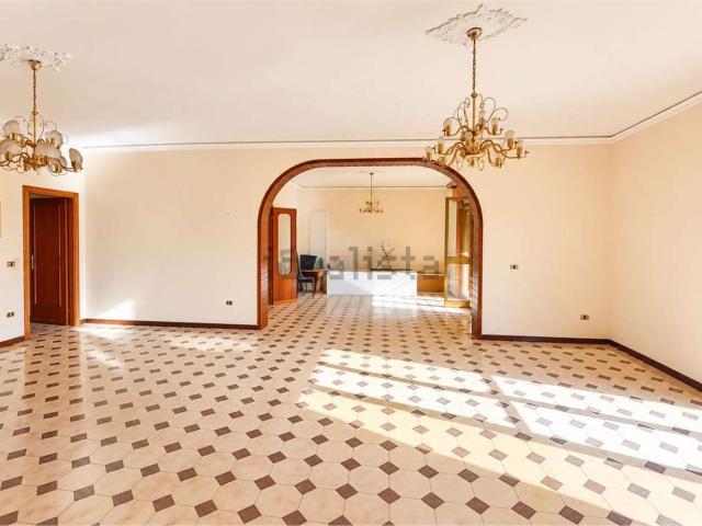 Appartamento in vendita di 230 m² in Via Giovanni Falcone