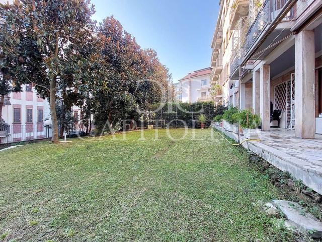 Appartamento in vendita di 230 m² in Via dei Colli della Farnesina