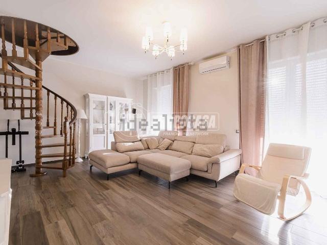 Appartamento in vendita di 230 m² in Via E. Fermi