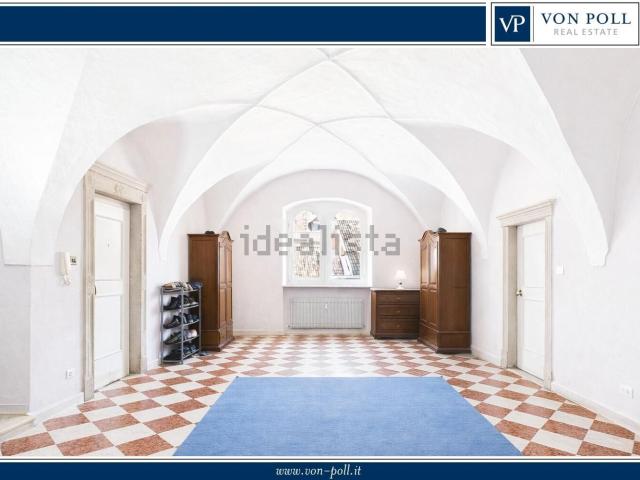 Appartamento in vendita di 230 m² in Via Johann Georg Plazer, 42