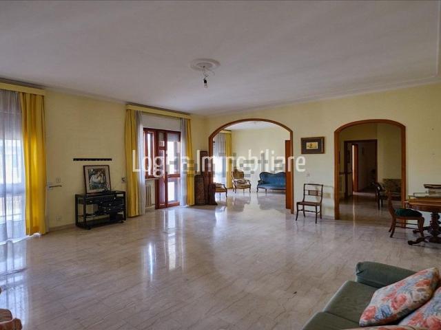 Appartamento in vendita di 230 m² in Via Nazario Sauro