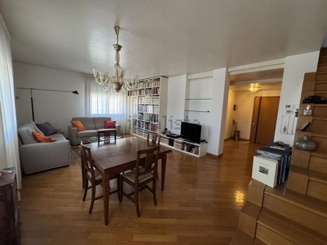 Appartamento in vendita di 230 m² in Via Rosolen A 2