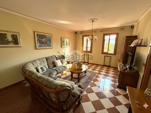 Appartamento in vendita di 230 m² in Via Recanati, 965