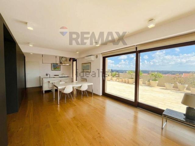 Appartamento in vendita di 230 m² in Via Teocrito, 6