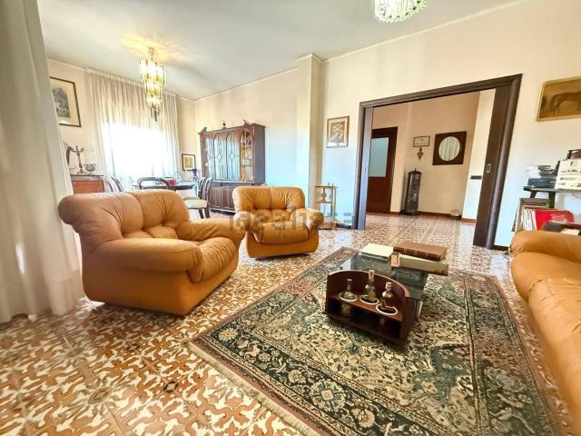 Appartamento in vendita di 230 m² in Via Vincenzo Lupoli, 3