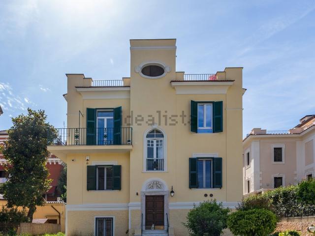 Appartamento in vendita di 230 m² in Viale delle Mura Gianicolensi, 101