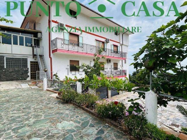 Appartamento in vendita di 230 m² in Contrada Acqua Dauzano