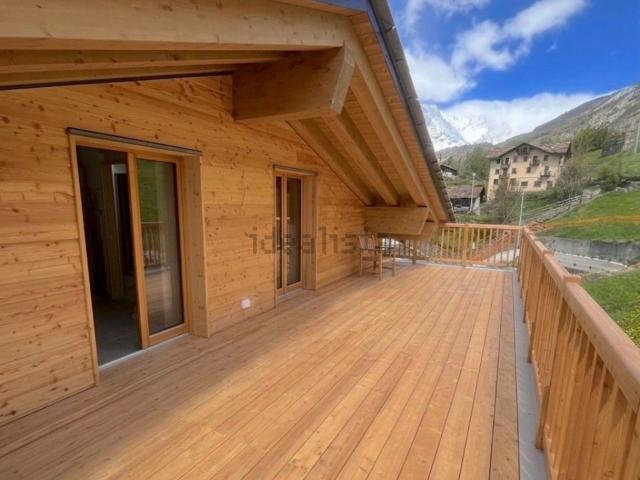 Appartamento in vendita di 226 m² in Frazione Bringaz, 5