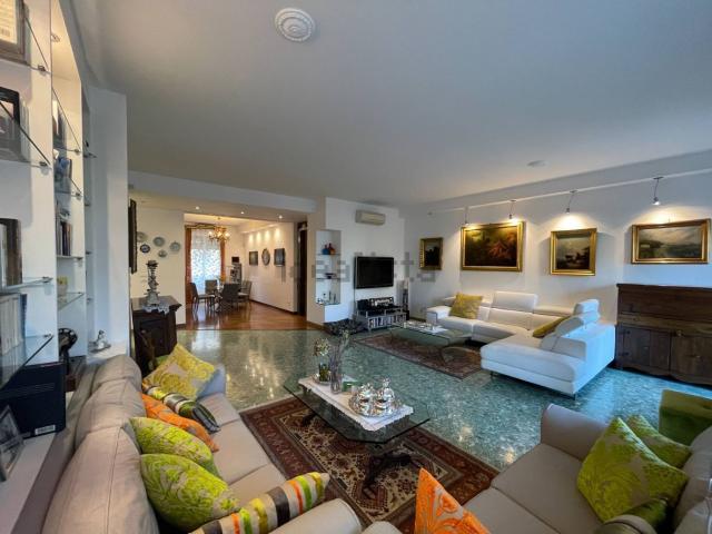 Appartamento in vendita di 231 m²
