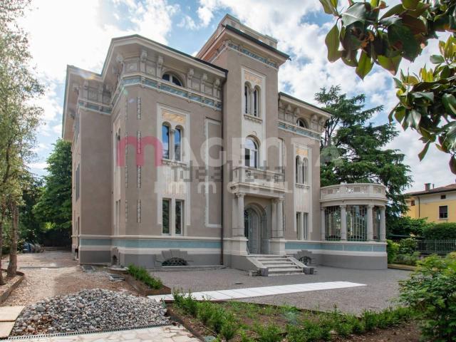 Appartamento in vendita di 231 m² in Via Giacomo Matteotti, 25