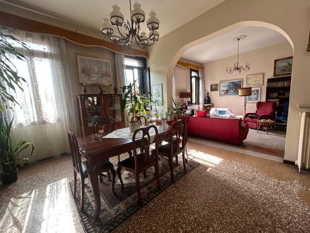 Appartamento in vendita di 232 m² in Sestiere Dorsoduro